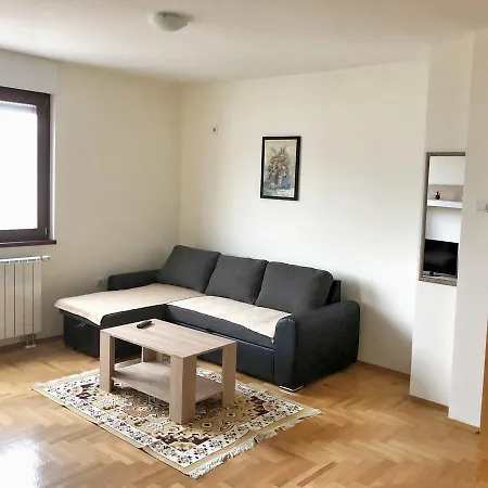 Apartment Apartman Lola *