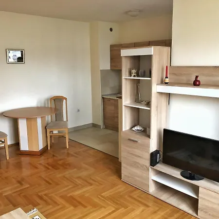 Apartment Apartman Lola *